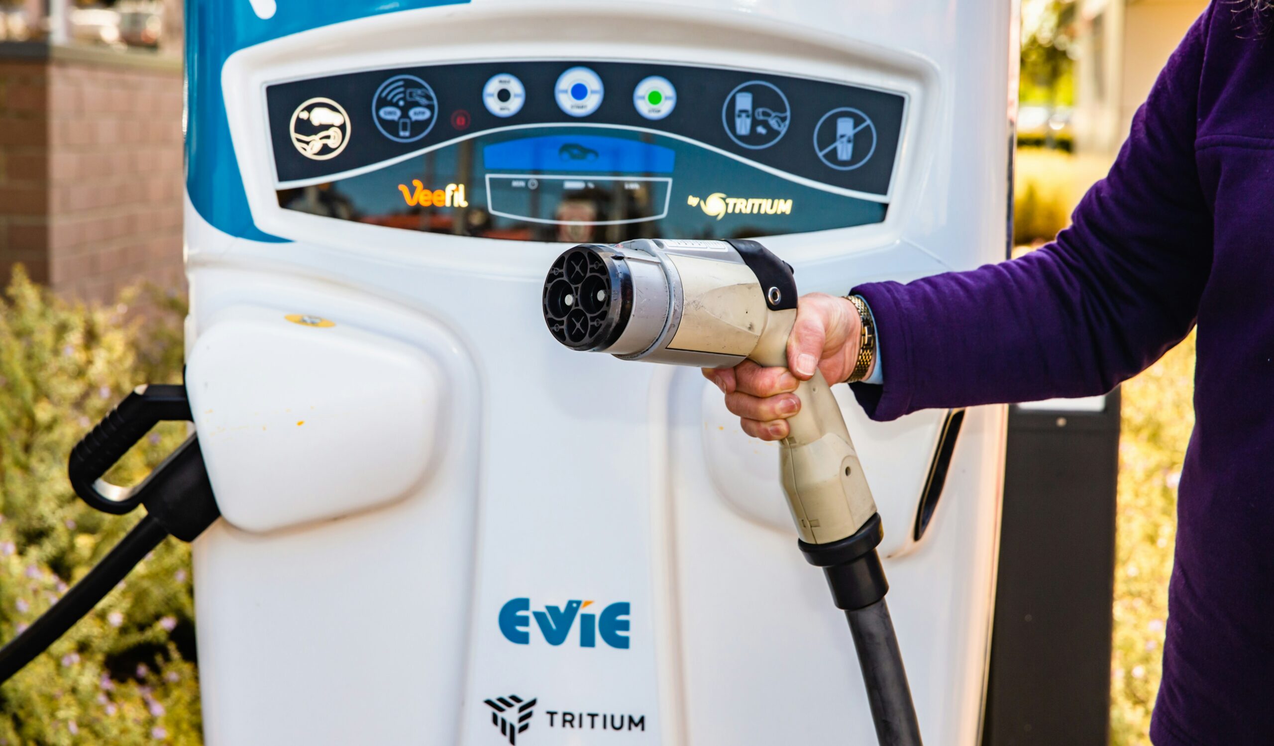 China's 600 kW EV Chargers and NIO's 3-Minute Battery Swap